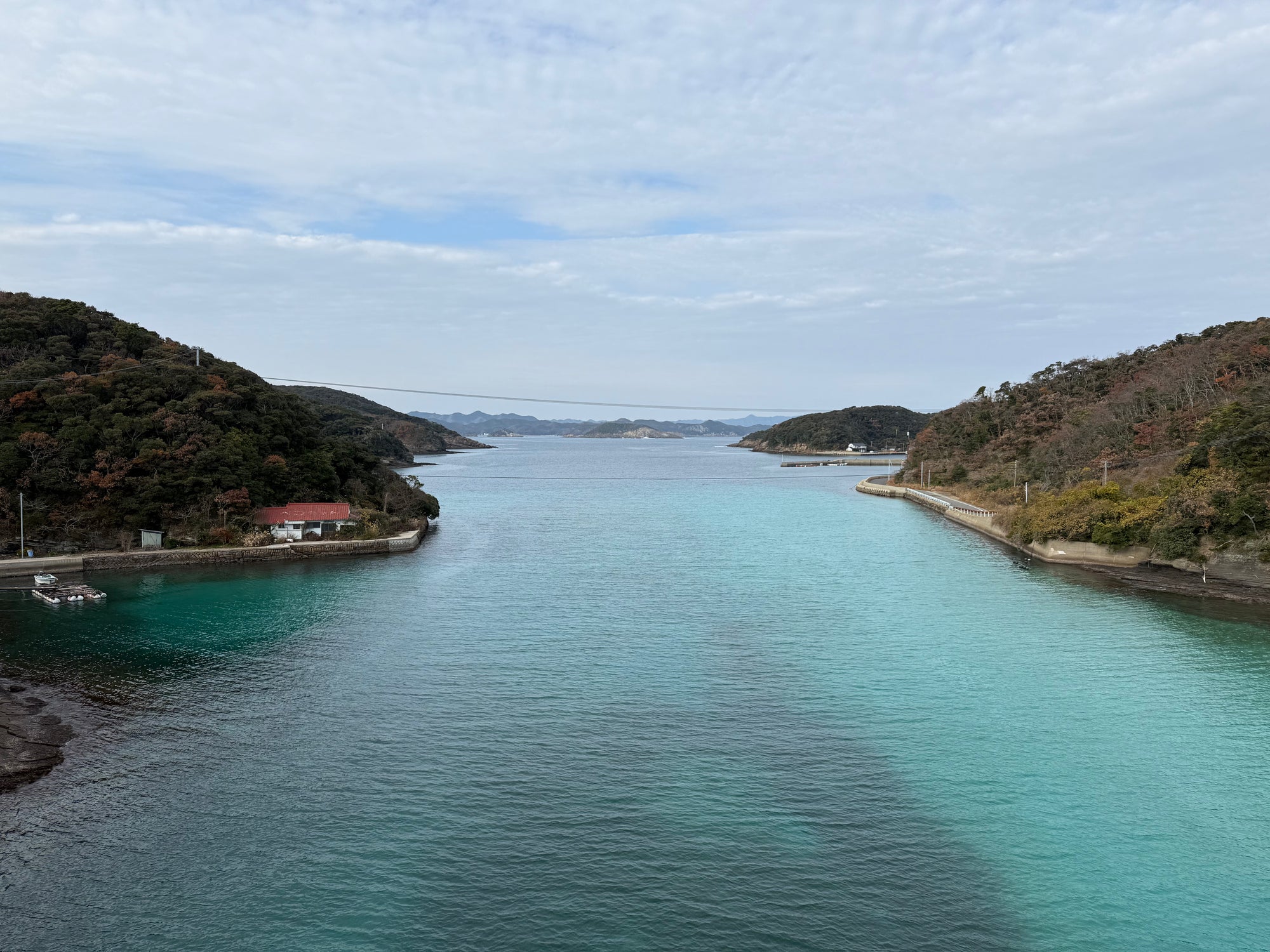 山々と穏やかな水辺が広がる地域の風景